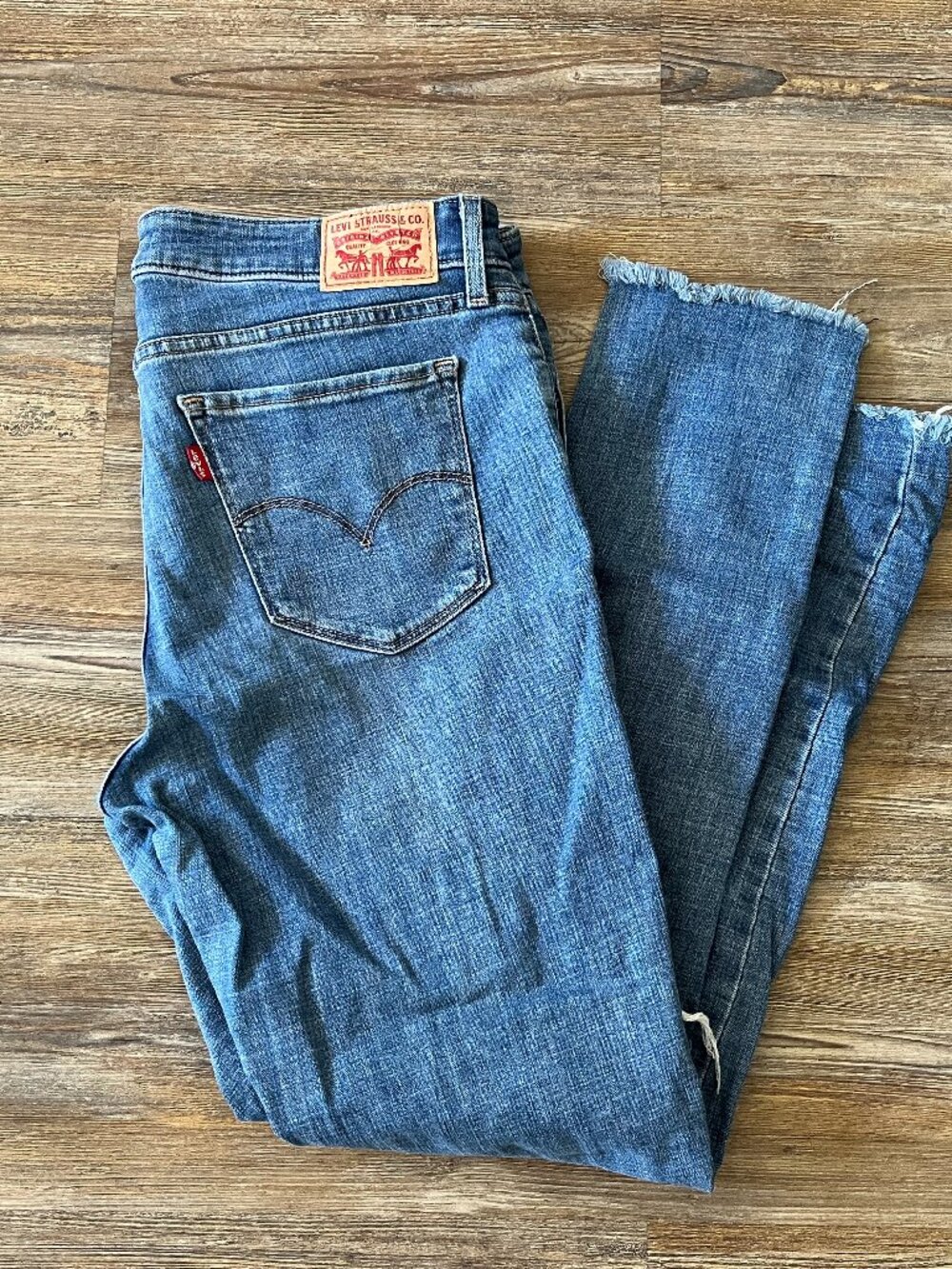 Levi's 711 Skinny Jeans - Women's Size 32x29 - Distressed - Mid Rise Waist